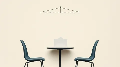 Avis de renouvellement de bail posé sur une table entre deux chaises face à face