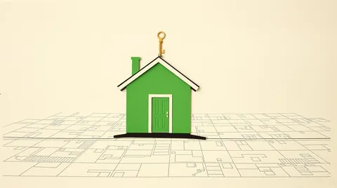 Jeune ménage devant une petite maison plain-pied préfabriquée dans un quartier neuf